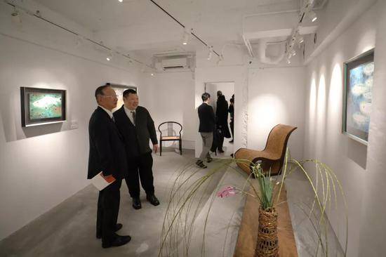 在日本东京银座王传峰美术馆内，王传峰（左二）向来参观的嘉宾介绍作品。新华社记者杜潇逸摄