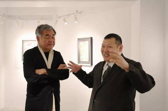 在日本东京银座王传峰美术馆内，王传峰（右）和隈研吾交流。新华社记者杜潇逸摄