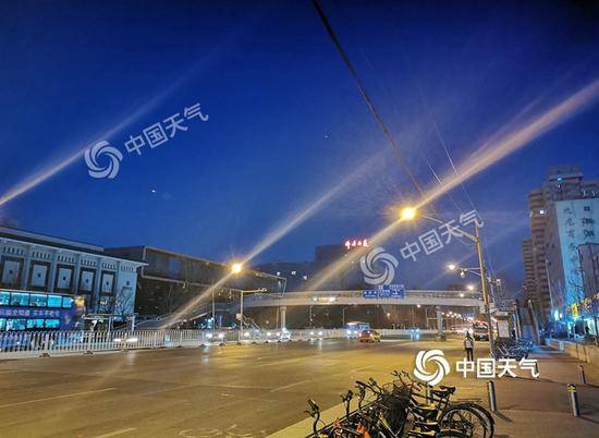 今晨7时，北京天空万里无云。（图/杜冰冰）