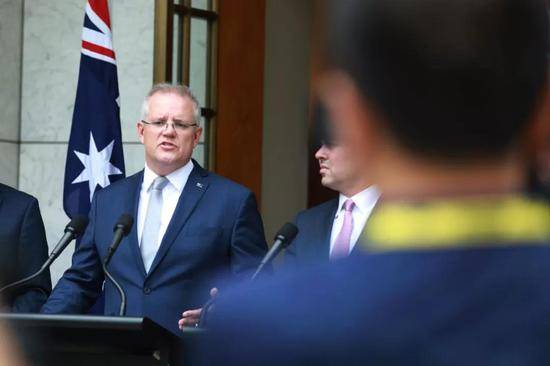 1月6日，在澳大利亚首都堪培拉，澳大利亚总理莫里森（左）在国会大厦出席新闻发布会。新华社记者白旭摄