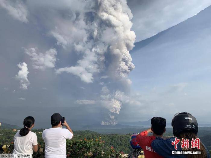 当地时间12日，菲律宾旅游胜地大雅台附近的塔尔火山开始喷发，火山灰高达10至15公里。