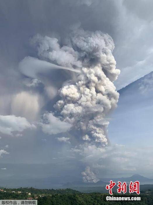 受塔尔火山活动影响，菲律宾民航管理局（CAAP）12日晚暂停了马尼拉尼诺阿基诺国际机场（NAIA）的航班起降。