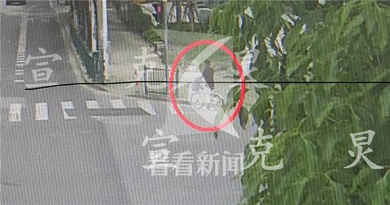 陆家嘴滨江一带餐厅、码头的监控拍摄下了马某扔酒瓶的视频。