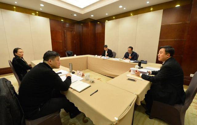 1月12日下午，共青团组5名委员在讨论政府工作报告。