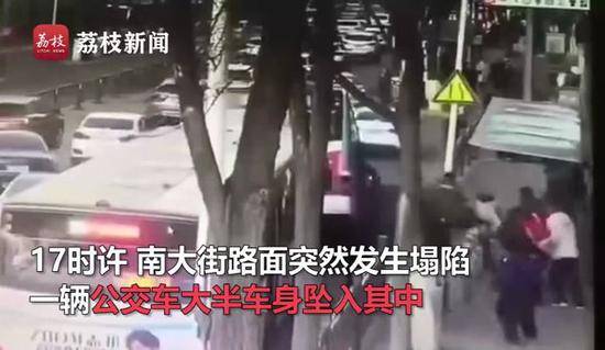 西宁路面坍塌救援者：救人少年从泥里被拽出来