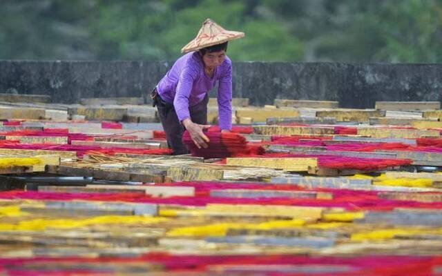 快过年了 “中国香都”制香人迎来一年最忙的时候