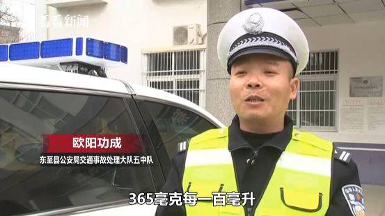 男子驾车原地打转半小时 民警一看车里：拘了