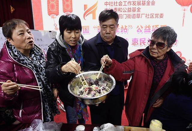 烹饪大师进社区 讲述“老北京年夜饭那些事儿”
