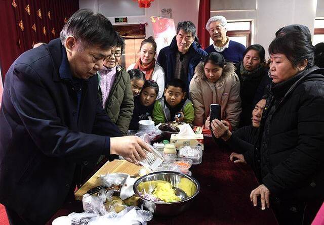 烹饪大师进社区 讲述“老北京年夜饭那些事儿”