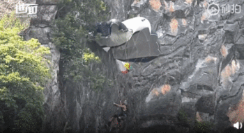 奥地利男子泰国跳伞 被挂200米峭壁5小时(视频)