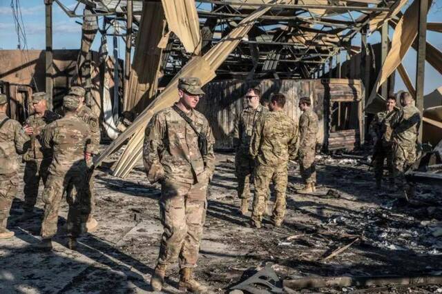 美军士兵来到阿萨德基地遭袭地点，满地都是残骸。