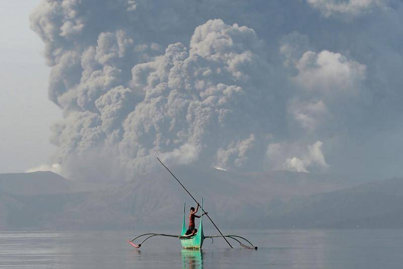 ▲1月13日，在菲律宾八打雁省塔纳万，塔阿尔火山喷出大量火山灰。|新华社