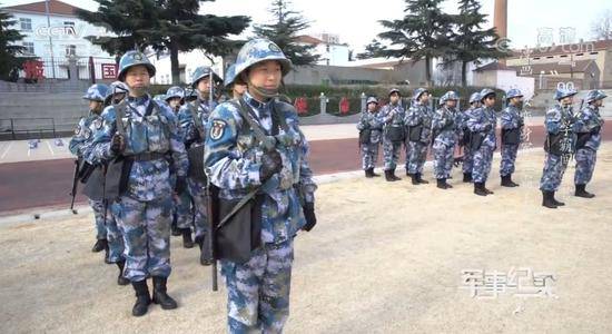 00后清华女学霸瞒父母参军 上台领奖转身一刻泪崩