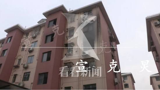 小区内民宅起火冒浓烟 邻居：好像听到爆炸声