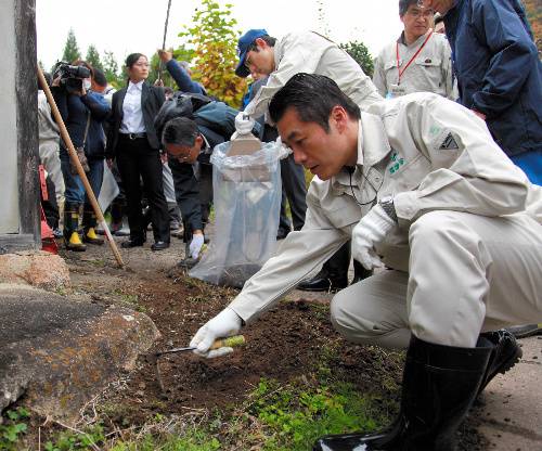 2011年在福岛视察的细野（朝日新闻社）