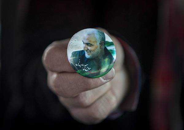 1月5日，在伊朗首都德黑兰，一名男子展示悼念伊朗伊斯兰革命卫队下属“圣城旅”指挥官苏莱曼尼的徽章。新华社资料图