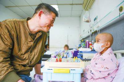 王丙乾在医院和女儿下棋河南商报记者左冬辰/摄