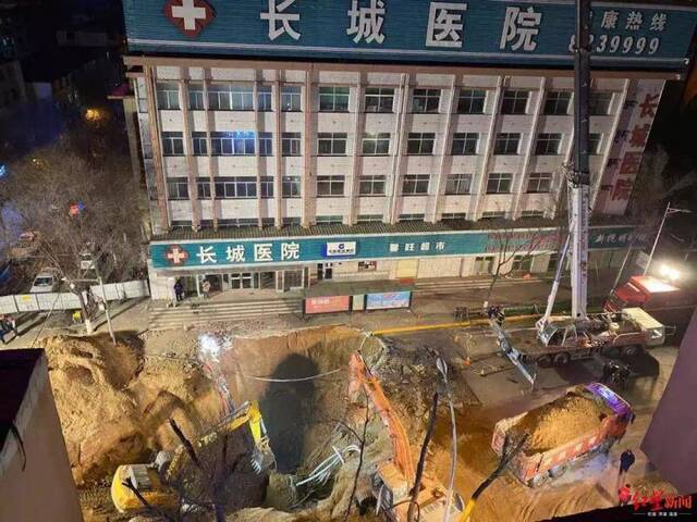 西宁路面塌陷已致9人遇难 直击深夜救援现场(图)