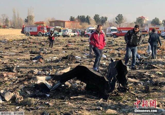  1月8日，一架载有167名乘客和9名机组人员的乌克兰客机，在伊朗霍梅尼国际机场附近坠毁。图为飞机坠毁现场一片狼藉。