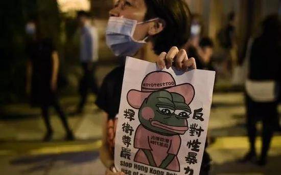 有香港示威者拿着佩佩蛙形象的文宣材料跑上街头