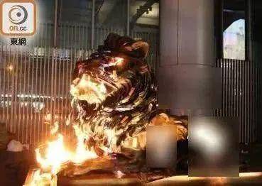 暴徒点火焚烧狮子铜像