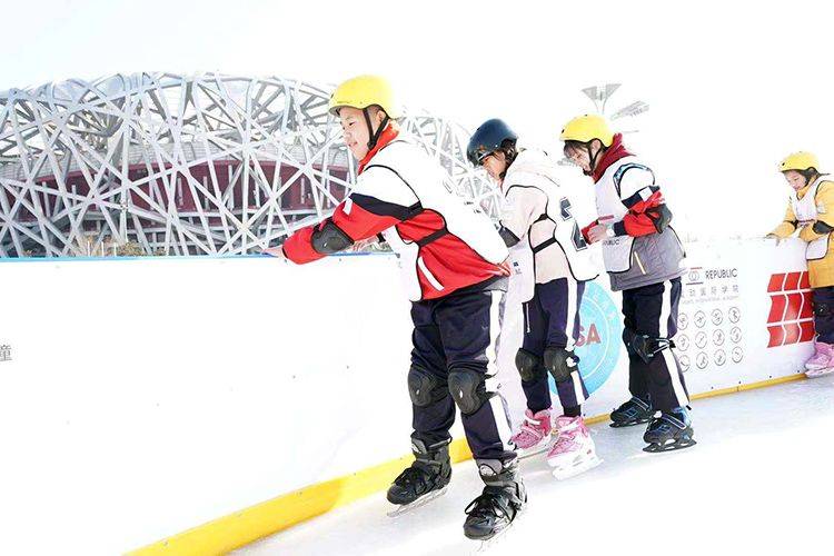 冰雪文化节邀请北京偏远地区青少年“圆梦冰雪” 组图