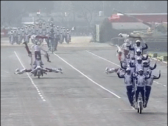 印度举行建军节阅兵式 新一波摩托车特技画面来了