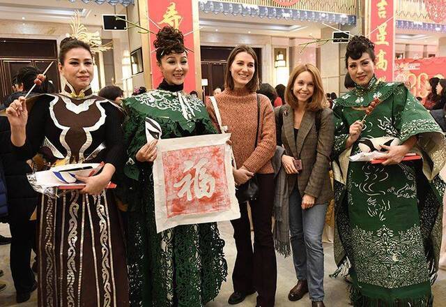 麦子店街道 中外居民欢聚一堂过大年