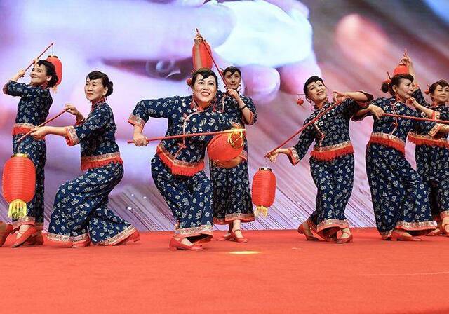 麦子店街道 中外居民欢聚一堂过大年