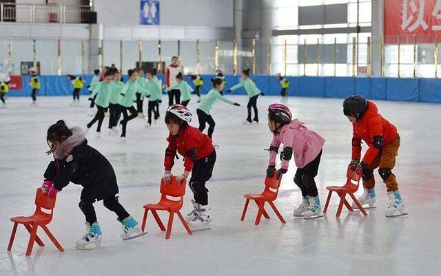 延庆3000名社区文明小使者上冰上雪过寒假