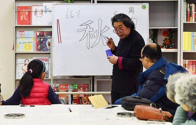 “福”字、春联齐上阵 坊间书阁贺岁笔会迎佳节