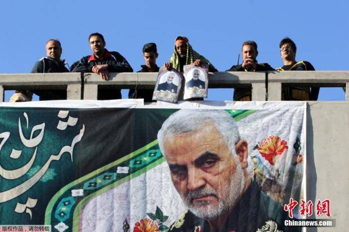 当地时间1月7日，伊朗指挥官苏莱曼尼的遗体运抵其家乡克尔曼，赶来哀悼的民众和此前一天在德黑兰一样多，现场“人山人海”。