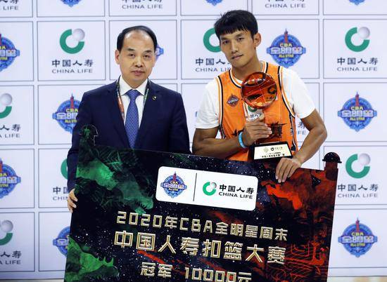 1月12日，外卡球员矣进宏（右）以95分获得扣篮大赛冠军。新华社记者孟永民摄