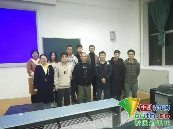 图为黄强老师（前排左三）与学生们的合照。受访者供图