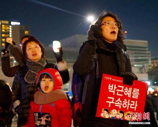 韩国民众举行“亲信干政”事件后第七轮大规模集会，要求朴槿惠下台。中新社记者吴旭摄