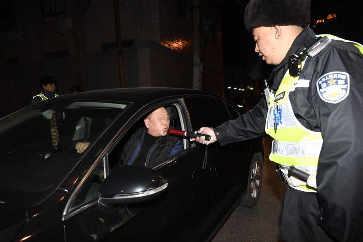 北京交警夜查酒驾 2小时查获涉酒司机43人 组图