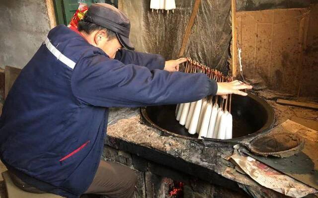 青岛韩家寨村手工蜡烛 一根芦苇杆要蘸75次蜡油