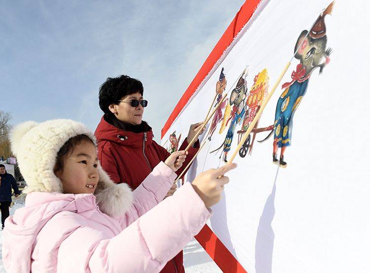 陶然亭公园冰雪迎新春 百人同台演皮影