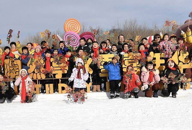 陶然亭公园冰雪迎新春 百人同台演皮影