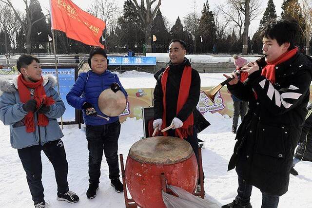 陶然亭公园冰雪迎新春 百人同台演皮影