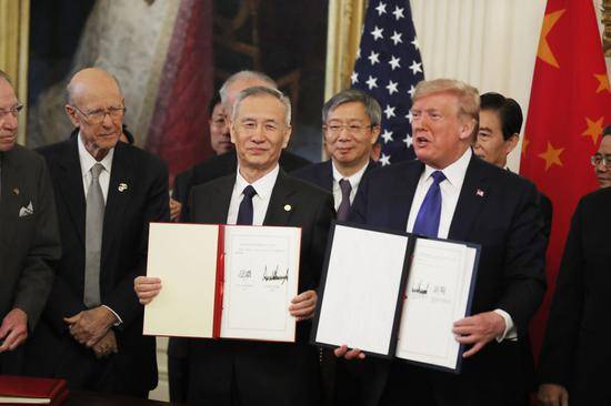 ↑ 1月15日，刘鹤与特朗普在华盛顿白宫东厅展示协议文本。新华社记者李木子摄