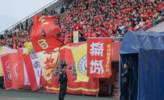 中国足球“太贵了” 多家中甲中乙球队陷生存危机