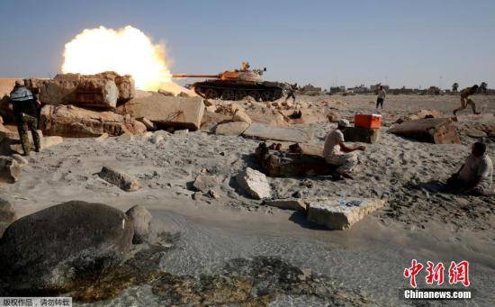 资料图：利比亚安全部队T-55坦克向“伊斯兰国”极端武装开炮。