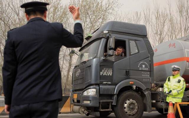 @全体大车司机：北京机动车排放条例通过 上路注意这些