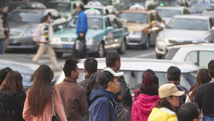 礼让行人造成人为交通拥堵？杨雄建议通过智慧公安解决通行路权问题