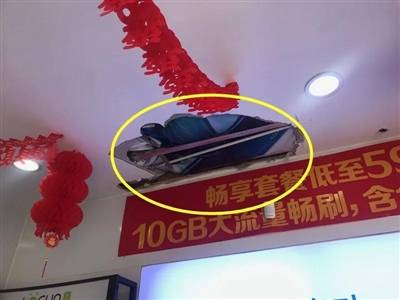 凿天花板入店行窃男子3天后落网