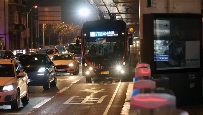 上海主干道“半夜拥堵”，委员建议夜间开放71路公交道路