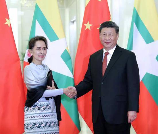  2019年4月24日，国家主席习近平在北京人民大会堂会见缅甸国务资政昂山素季。
