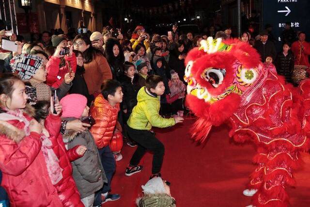 琉璃厂西街亮灯 “迎春灯谜”活动开幕 组图