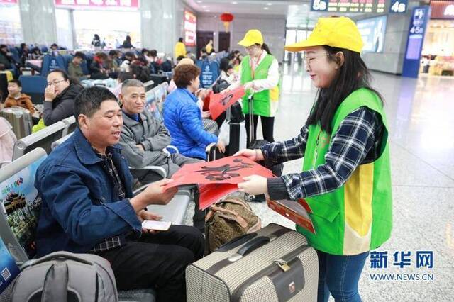 福建龙岩：返乡大学生志愿者服务春运出行